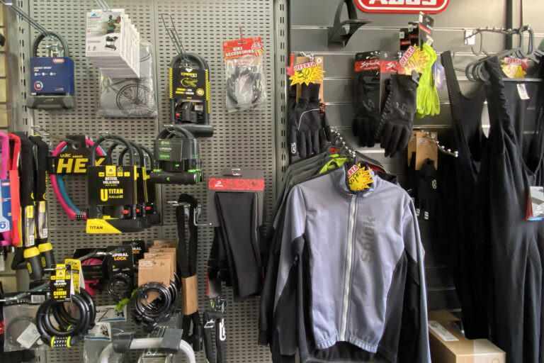 Con 2 Pedales - Servicios - Ropa y calzado técnico